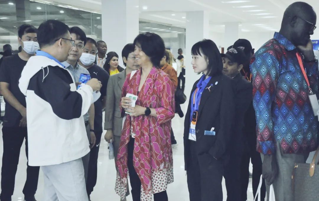 北京大學南南合作與發(fā)展學院教授、全球伙伴關系主任周詠梅一行蒞臨花花牛平輿瑞亞牧業(yè)參觀調(diào)研