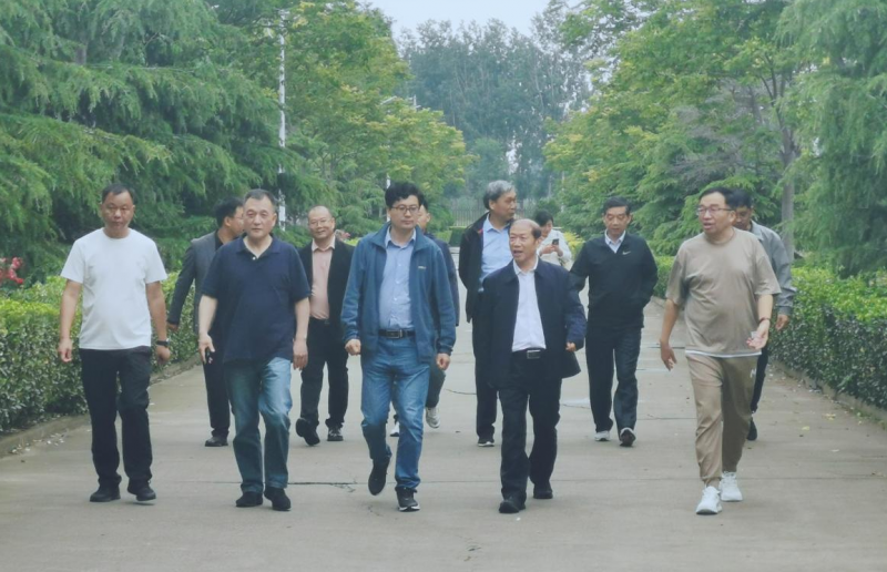 花花牛丨河南農(nóng)業(yè)大學(xué)黨委副書記、校長介曉磊一行蒞臨花花牛河南瑞亞參觀調(diào)研